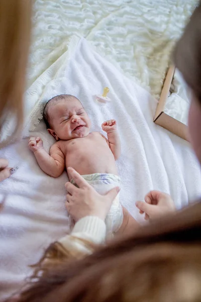 Una Madre Joven Cambia Pañal Bebé Mientras Bebé Grita Llora — Foto de Stock
