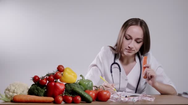 Nutricionista Prescreve Uma Dieta Saudável Para Paciente Nutricionista Escreve Uma — Vídeo de Stock
