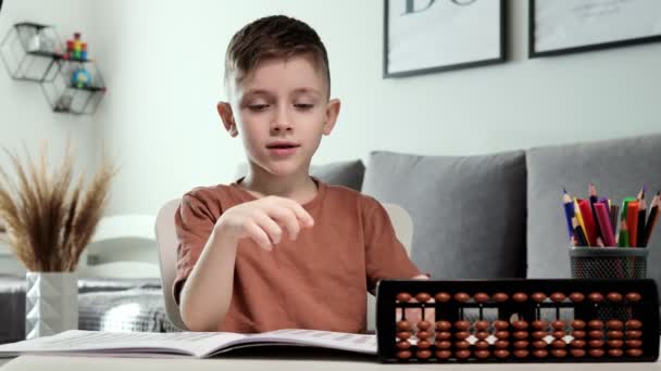 Mały Chłopiec Liczący Pomocą Umysłowej Arytmetyki Cieszący Się Prawidłowego Wyniku — Wideo stockowe