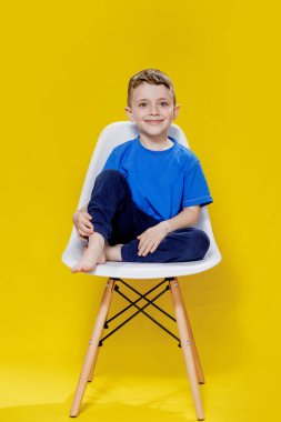 Neşeli Küçük Çocuk Sarı Sandalyede Oturuyor Parlak ve Neşeli Portre.