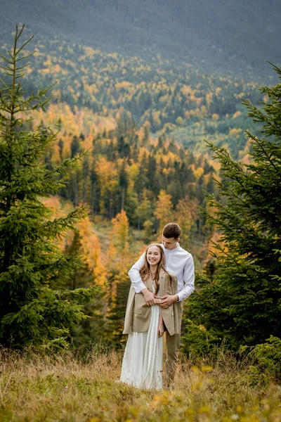 Γαμπρός Αγκαλιά Νύφη Όμορφο Λευκό Φόρεμα Έννοια Της Σχέσης Αγάπης — Φωτογραφία Αρχείου