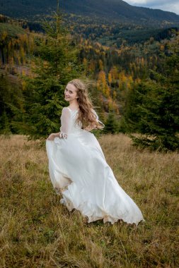 Gelin tepeden aşağı koşar ve muhteşem elbiseyi kaldırır..