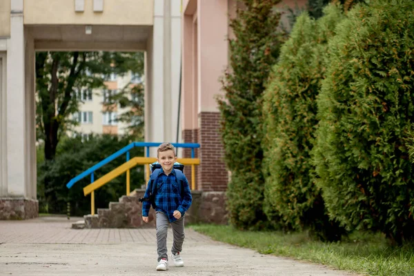 Kleiner Erstklässler Mit Rucksack Kommt Von Der Schule Nach Hause — Stockfoto