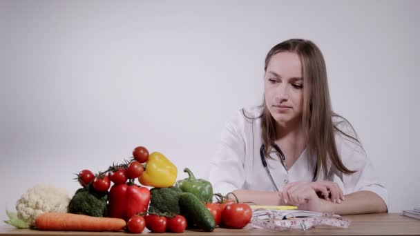 Kobiecy Dietetyk Demonstruje Kalafiorze Swoim Biurze Zdrowe Odżywianie — Wideo stockowe