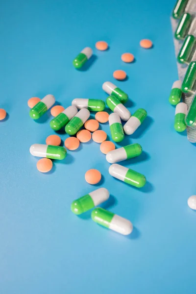 在蓝色背景下对药物药片 药片和胶囊进行分类 治疗概念 — 图库照片