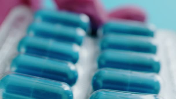 Primer Plano Médicos Mano Píldoras Blasters Pacienteen Fondo Azul Concepto — Vídeos de Stock