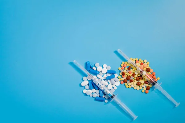 Two Medical Syringes Pills Randomly Scattered Pills Different Colors Sizes — 스톡 사진