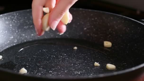여자들은 로즈마리 마늘을 남비를 냄비에 기구를 스테이크를 요리하는 — 비디오