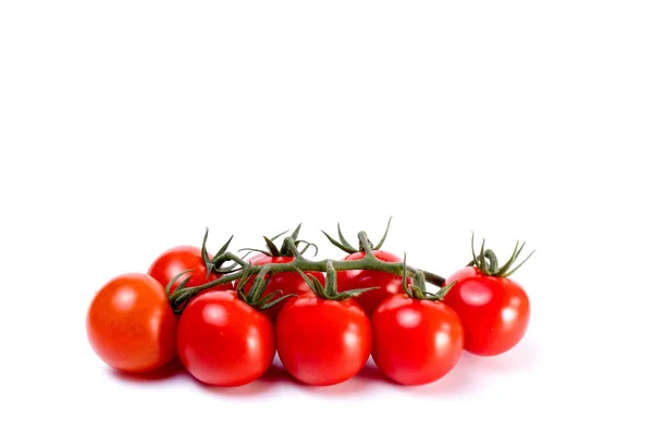Ramo Tomates Cereja Frescos Com Hastes Verdes Isolados Fundo Branco — Fotografia de Stock