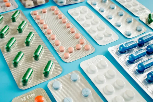 Färgglada Tabletter Och Kapslar Piller Blisterförpackning Arrangerade Med Vackert Mönster — Stockfoto