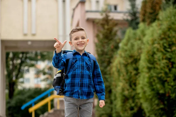 Fröhlich Verschmitzter Kaukasischer Schuljunge Blauem Hemd Und Schuljacke Posiert Mit — Stockfoto
