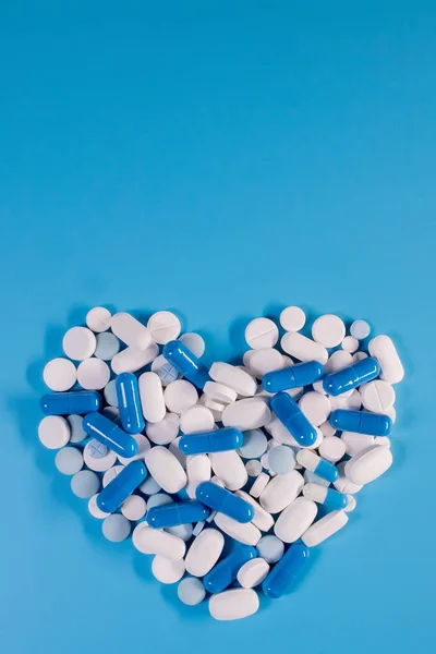 Pastillas Blancas Cápsulas Azules Forma Corazón Sobre Fondo Azul Pastillas — Foto de Stock