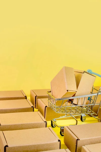 Koszyk Pudełkami Żółtym Tle Koncepcja Sprzedaży Rabaty Zakupy Dostawa Online — Zdjęcie stockowe
