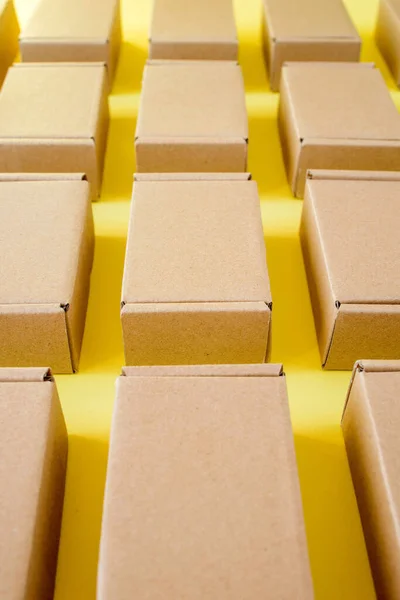 Nombreuses Boîtes Kraft Carton Sur Fond Jaune Emballage Colis — Photo