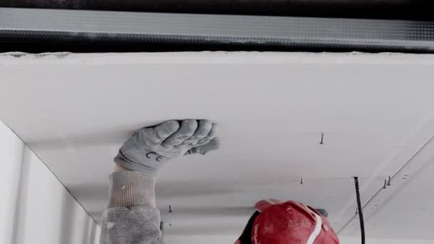 Installation Von Trockenbau Arbeiter Befestigen Gipskartonplatten Mit Schrauben Und Einem — Stockvideo