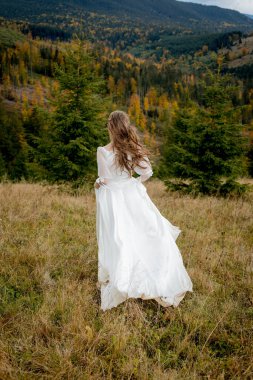 Gelin tepeden aşağı koşar ve muhteşem elbiseyi kaldırır..