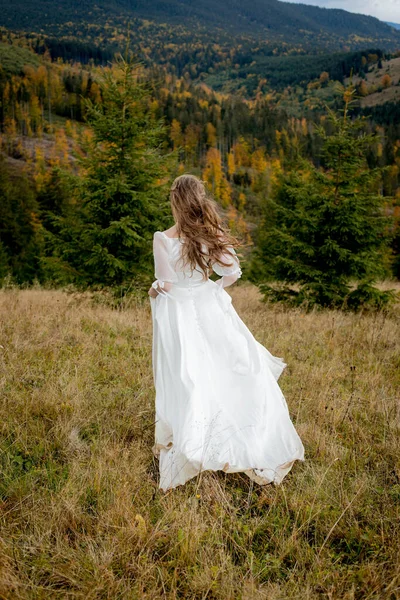 Νύφη Τρέχει Κάτω Στο Λόφο Και Σηκώνει Υπέροχο Φόρεμα — Φωτογραφία Αρχείου