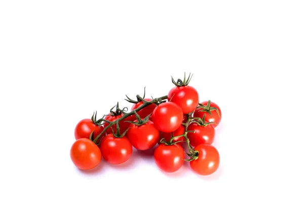 Gałąź Świeżych Pomidorów Wiśniowych Zielonymi Łodygami Izolowanymi Białym Tle Ścieżka — Zdjęcie stockowe
