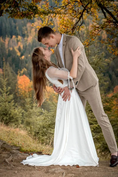 Stylový Ženich Objímající Šťastnou Nevěstu Slunci Romantický Moment Boho Svatební — Stock fotografie