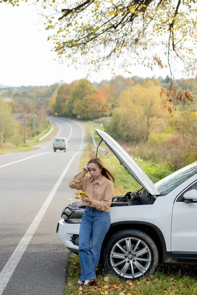 Жінка Чекає Допомогу Біля Своєї Машини Зламаної Дорозі Жінка Розбитою — стокове фото