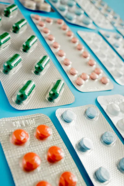 抗生素 蓝色背景的彩色药丸胶囊药丸 — 图库照片