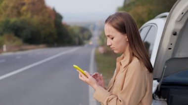 Genç bir kadın arıyor. Arabasının bozulmasına yardım etmek için telefondaki arızaya yakın bir servise yardım edecek bir servis arıyor.