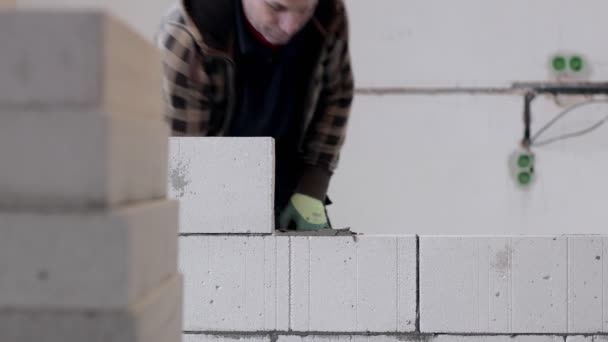 Builder Places Block Construction Wall — Video Stock