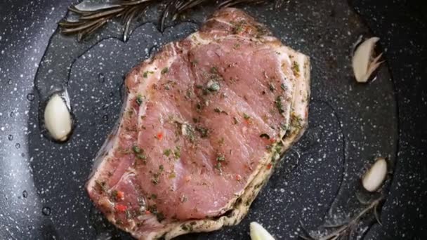 Chef Koken Sappig Rundvlees Koekenpan Met Rozemarijn Knoflook Maakt Gebruik — Stockvideo