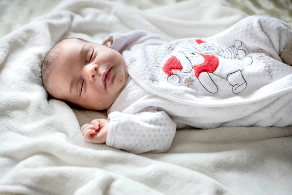 新生児の横になり 甘い眠り 新生児写真のコンセプト 赤ん坊の音の睡眠 — ストック写真