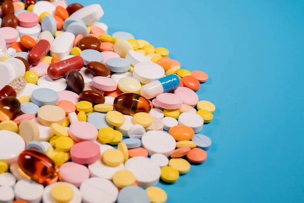 Üstünde Bir Sürü Renkli Ilaç Hap Var Tıbbi Tedavi Kavramı — Stok fotoğraf