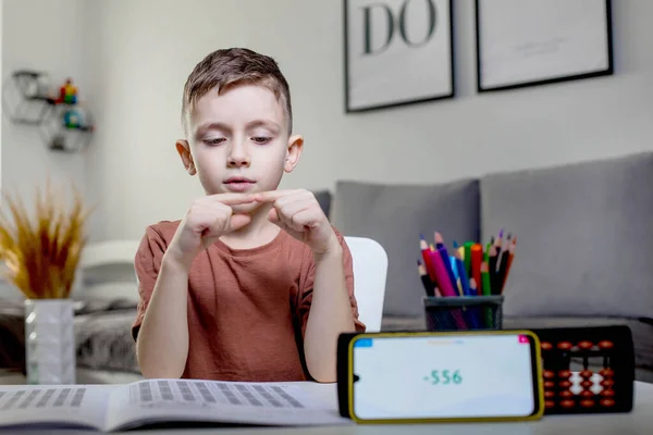 小さな未就学児は 精神的な算術 子供の発達の概念を使用して彼の指に多数を数える — ストック写真