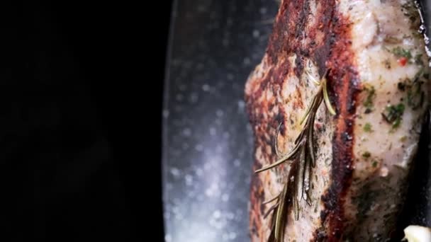 프라이팬 로즈마리 마늘을 쇠고기 고기를 요리하는 셰프는 용구를 스테이크를 요리하는 — 비디오