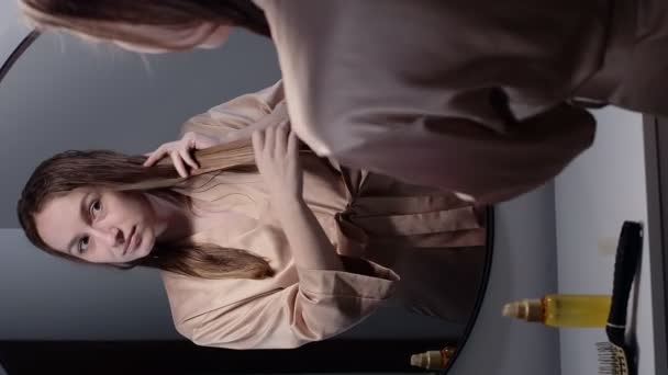 Yong Жінка Брюнетка Apply Essential Oil Spray Волосся Standing Mirror — стокове відео