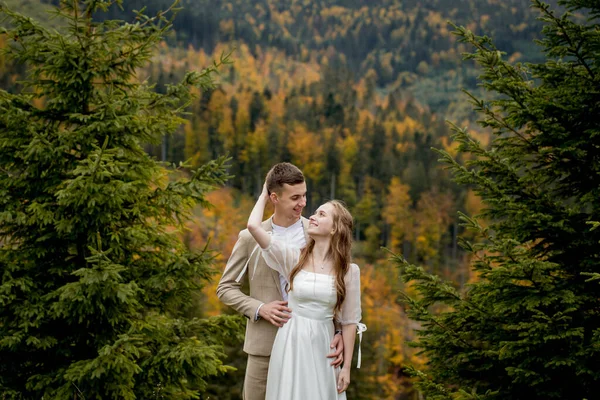 Stílusos Vőlegény Ölelés Boldog Menyasszony Napfényben Romantikus Pillanat Boho Esküvő — Stock Fotó