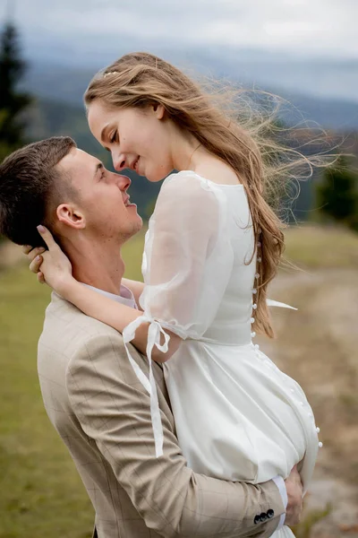 Noivo Elegante Beijando Noiva Linda Luz Sol Momento Perfeito Casal — Fotografia de Stock