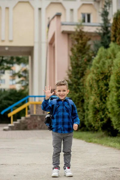 Веселий Пустотливий Кавказький Школяр Синьому Сорочці Шкільній Куртці Який Показує — стокове фото