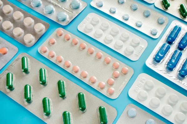 Läkemedel Antibiotika Piller Färgglada Piller Blå Bakgrund Kapsel Piller — Stockfoto