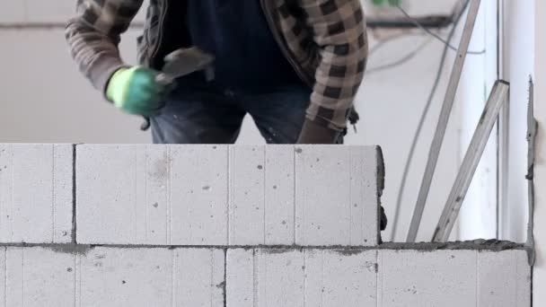 Byggherren Placerar Blocket Byggandet Muren — Stockvideo