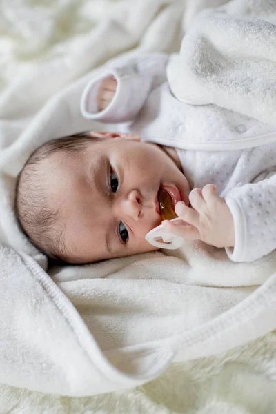 Bebé Recién Nacido Acostado Con Chupete Cubierto Con Manta Blanca —  Fotos de Stock