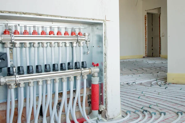 Установка Системы Manifold Assembly Underfloor Heating Home — стоковое фото