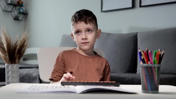 Malý Chlapec Vyčerpaný Unavený Počítáním Mentálních Aritmetik — Stock video