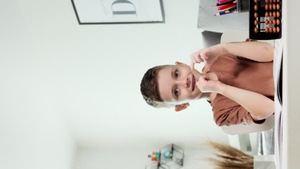 Kleiner Unruhiger Junge Bereitet Sich Auf Das Zählen Von Kopfrechnen — Stockvideo