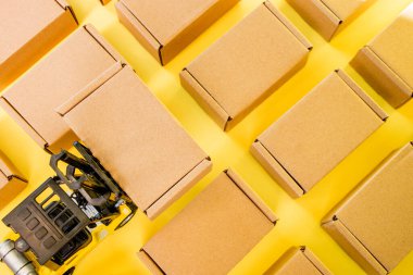 Karton kraft kutuları ve forklift kamyonu olan bir depo. Kargo tasnif ve ürün dağıtım kavramı.