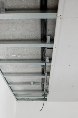 Askıya alınmış tavanın kurulumu için profil ve alçı tabanlı yapı.