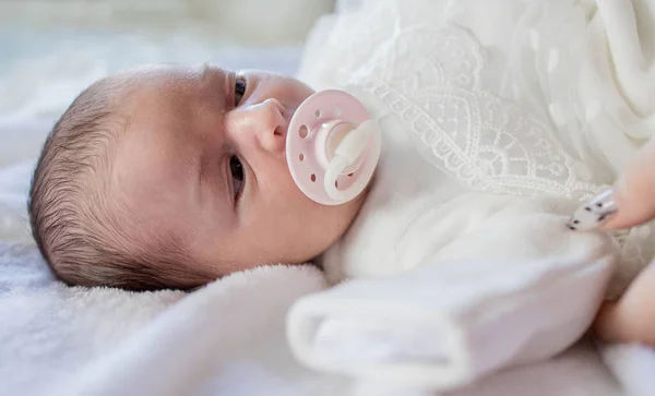 Νεογνό Μωρό Ξαπλωμένο Πιπίλα Μωρό Καλυμμένο Λευκή Κουβέρτα — Φωτογραφία Αρχείου