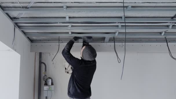 建筑工人用螺丝刀固定在天花板金属框架上 建设和自己动手的Diy概念 — 图库视频影像