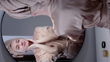 Banyoda makyaj yaparken yüz kremi kullanan kadını kapat. Güzellik ve cilt bakımı.