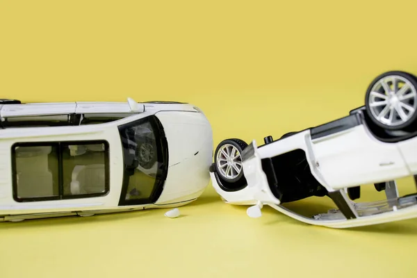 Дві Міні Іграшкові Автокатастрофи Жовтому Тлі Інцидент Дтп — стокове фото