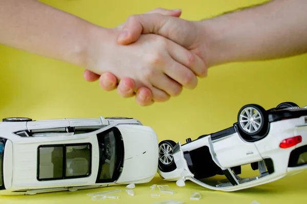 Клієнт Тремтить Рукою Автострахувальниками Які Вивчають Власника Автокатастрофи Після Узгодження — стокове фото