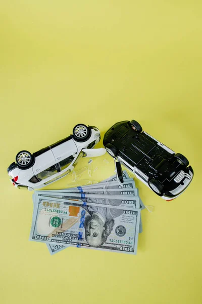 Дві Білі Іграшкові Машини Американський Долар Жовтому Тлі Зображення Дтп — стокове фото